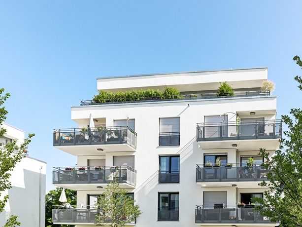 Weißes freistehendes Haus